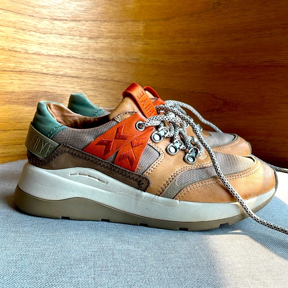 FRYE Willow Trek Leather Sneakers Cream/Orange/Teal Size 6.5